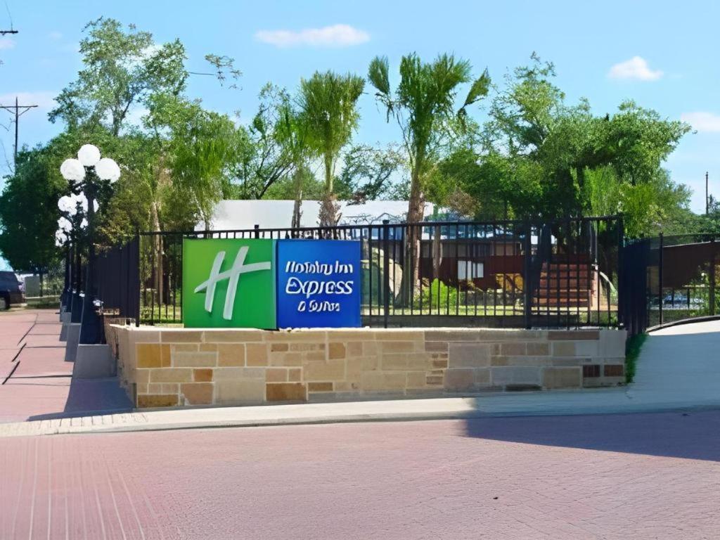 Holiday Inn Express & Suites Fredericksburg By Ihg Экстерьер фото