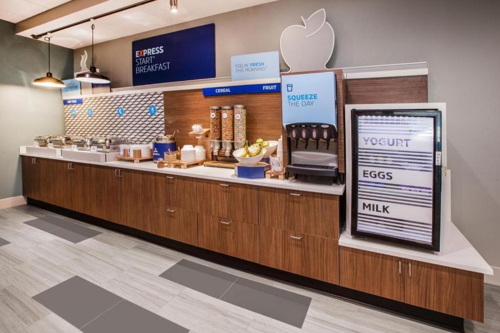 Holiday Inn Express & Suites Fredericksburg By Ihg Экстерьер фото