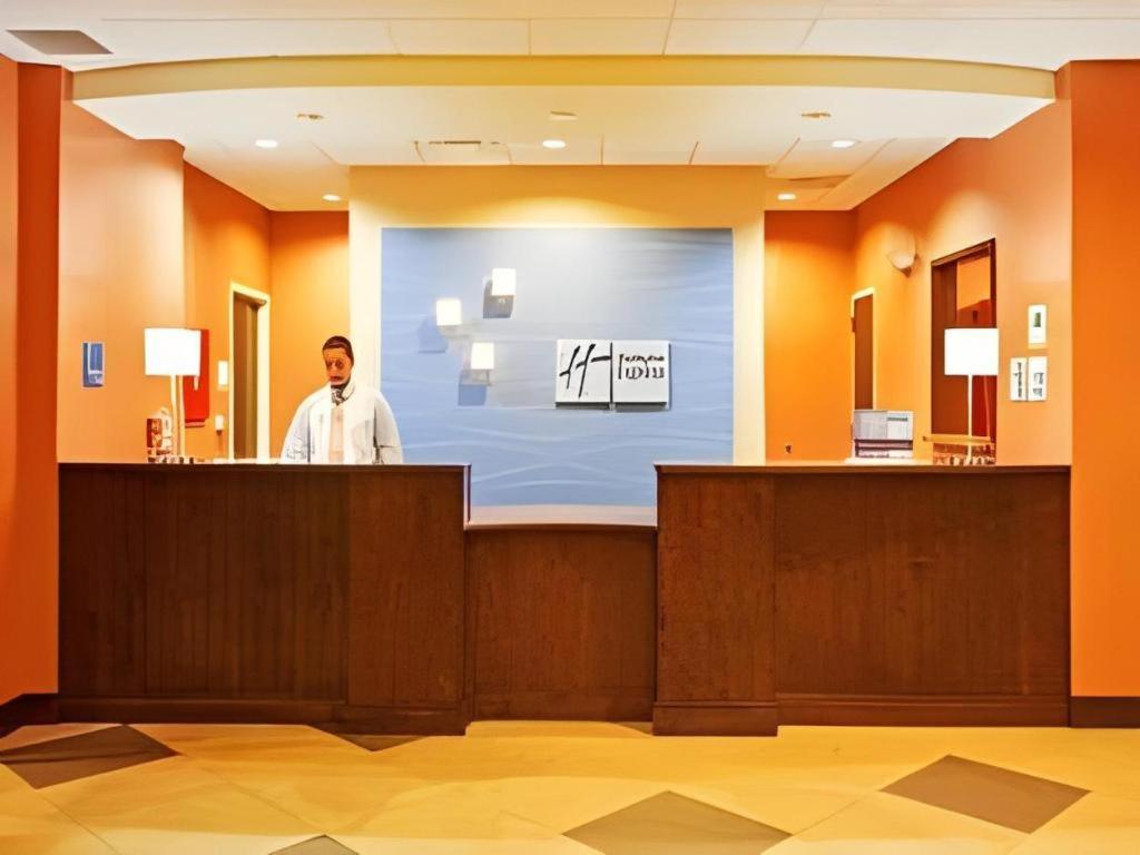Holiday Inn Express & Suites Fredericksburg By Ihg Экстерьер фото