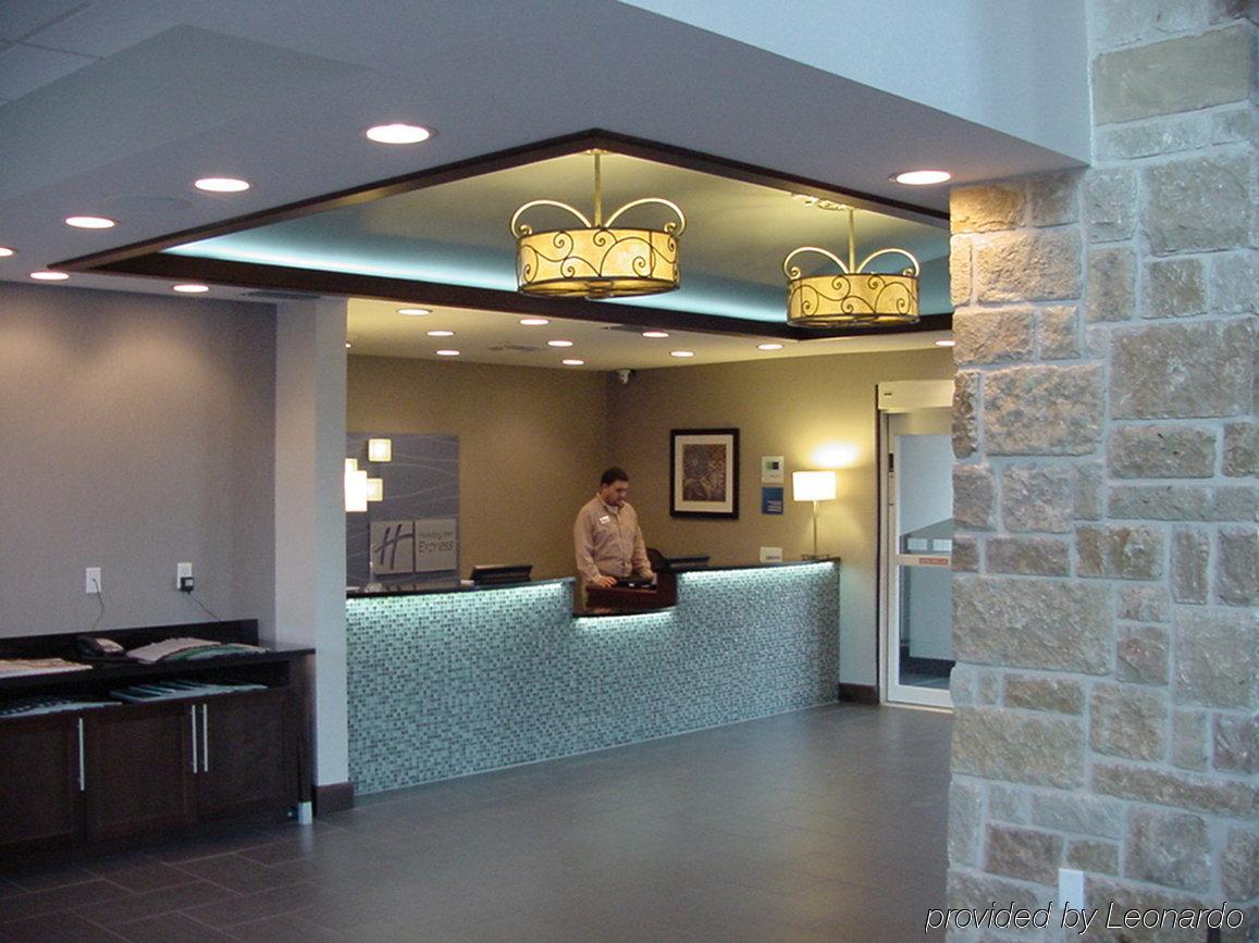 Holiday Inn Express & Suites Fredericksburg By Ihg Интерьер фото